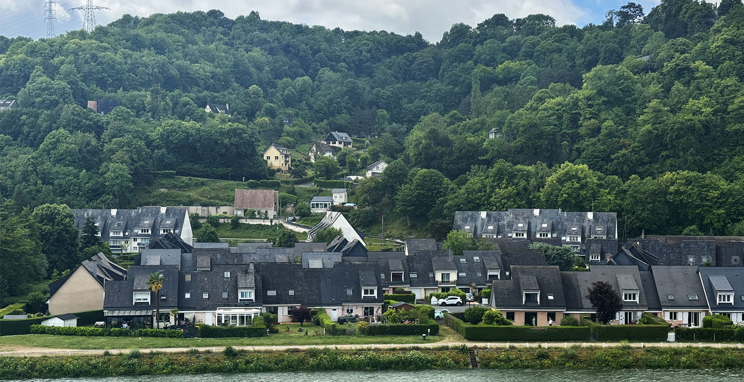 French House Design: Cozy Riverside Homes on the Seine
