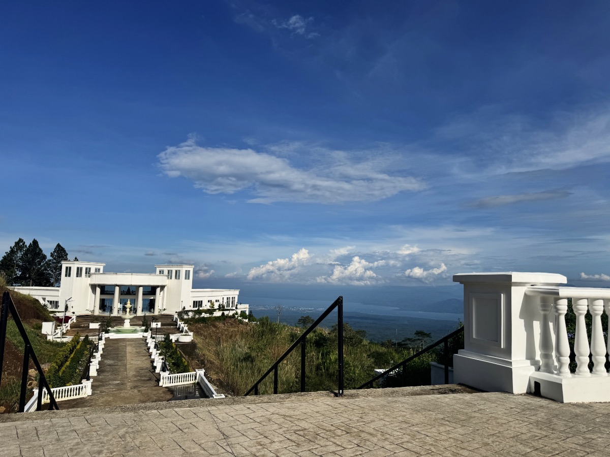 Hoyohoy View Deck Tangub: A Stunning Escape Above the Clouds